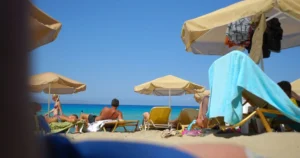 Doi bătrâni s-au bătut pe o plajă din Grecia pentru un șezlong; unul a murit