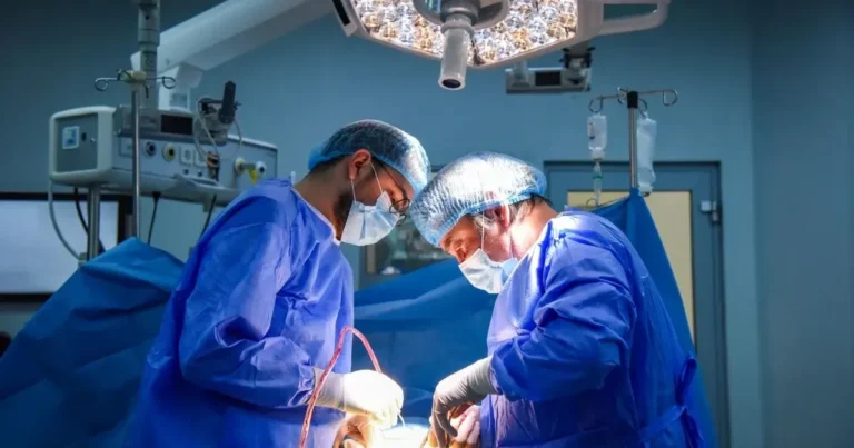 Durerile de spate deveniseră insuportabile. Cum a fost tratat un bărbat