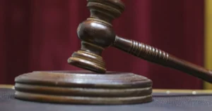 Femeie din Galați, obligată să plătească daune unui salon pentru recenzii negative