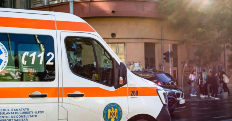 Opt persoane care au atacat o ambulanță în august au fost...