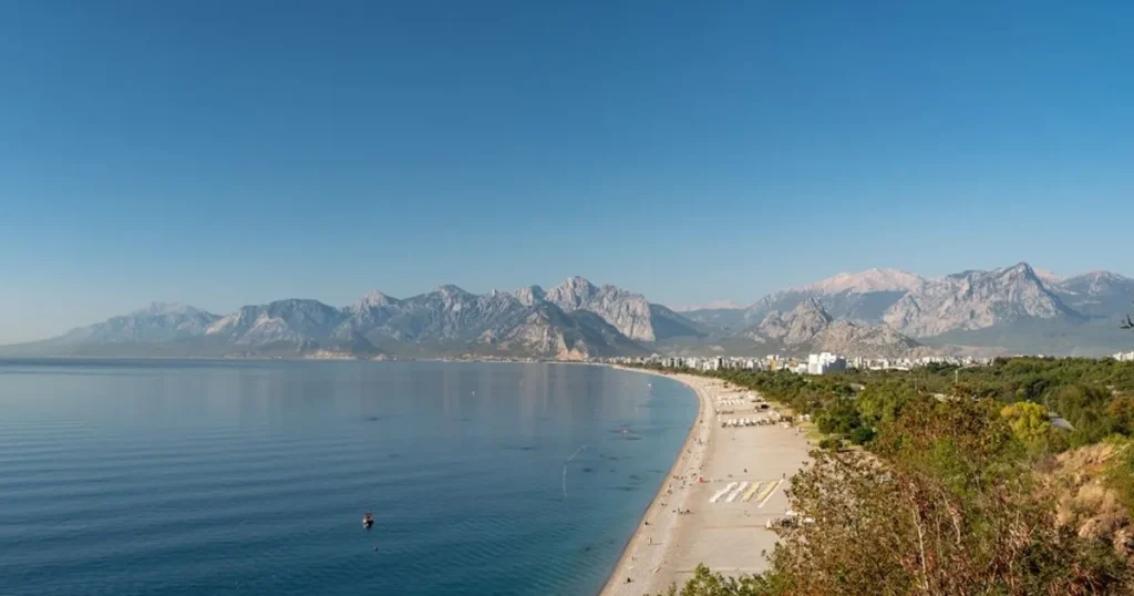 Orașul european perfect pentru plajă în septembrie, cu temperaturi de până la 31°C 1 Orașul european perfect pentru plajă în septembrie, cu temperaturi de până la 31°C