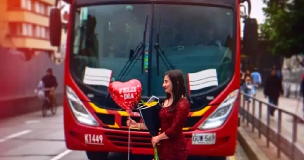 S-a căsătorit cu un autobuz și a făcut un tatuaj cu „soțul” ei: „Este iubirea vieții mele”