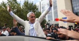 Călin Georgescu, în celulă cu alți trei bărbați, refuză mâncarea din arest