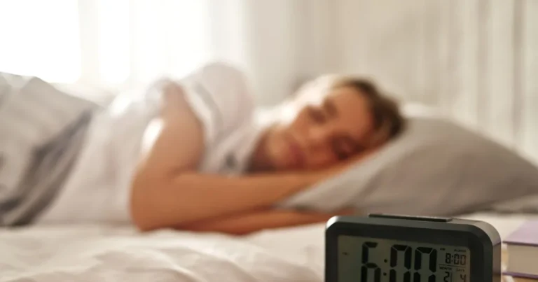 De ce ne trezim uneori cu câteva minute înainte de alarmă. Explicația puțin cunoscută