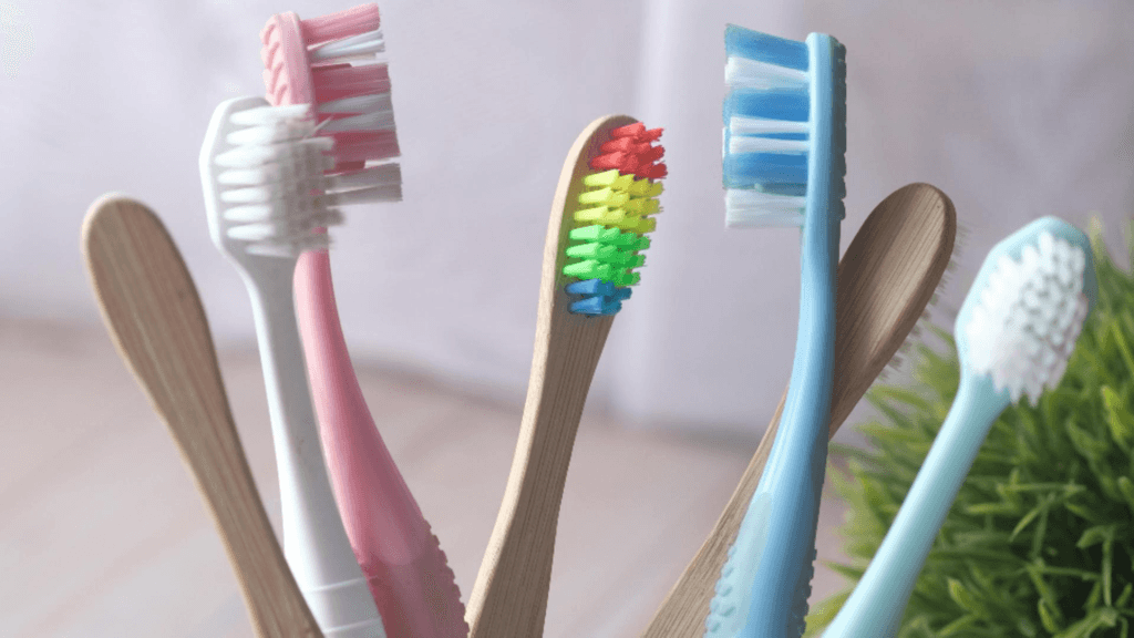 Cât de des trebuie schimbată periuța de dinți? 1 Cat de des trebuie schimbata periuta de dinti