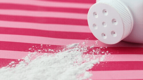 Scandal uriaș în industria farmaceutică: Mii de femei acuză că au dezvoltat cancer ovarian din cauza unui produs cosmetic Scandal urias in industria farmaceutica Mii de femei acuza ca au dezvoltat cancer ovarian din cauza unui produs cosmetic