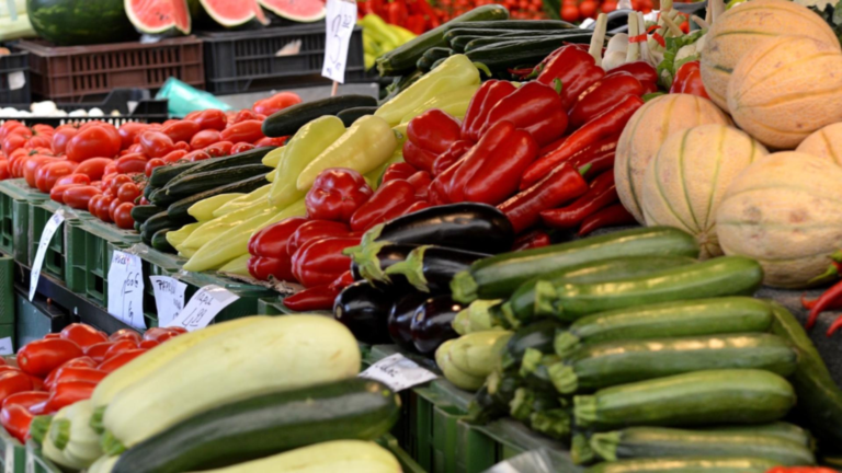 Un oraș din România ar putea verifica pesticidele din legume și fructe în piețe Un oras din Romania ar putea verifica pesticidele din legume si fructe in piete