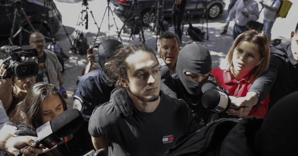 „Maru” și-a abandonat prietenul Rareș Ion pe stradă. Buletinul victimei, găsit la dealer în urma percheziției. 1 Maru si a abandonat prietenul Rares Ion pe strada Buletinul victimei gasit la dealer in urma perchezitiei