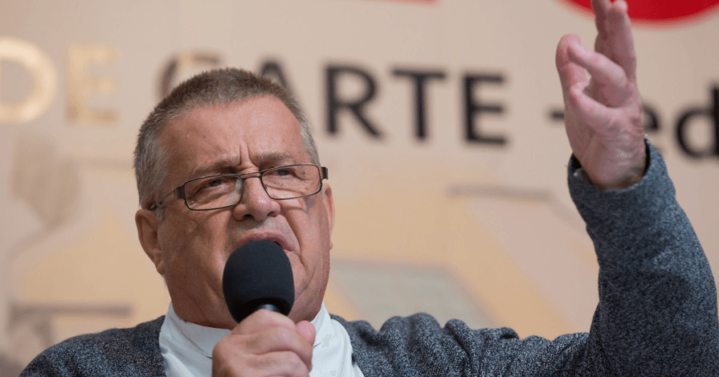 Mircea Dinescu îl dă în judecată pe Victor Ponta: „Ar trebui băgat la puşcărie pentru trădare naţională” 1 Mircea Dinescu il da in judecata pe Victor Ponta Ar trebui bagat la puscarie pentru tradare nationala