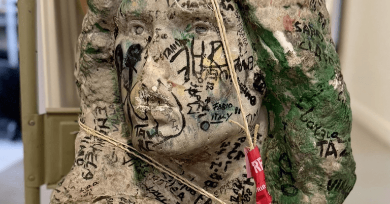 Bustul lui Jim Morrison furat acum 37 de ani gasit