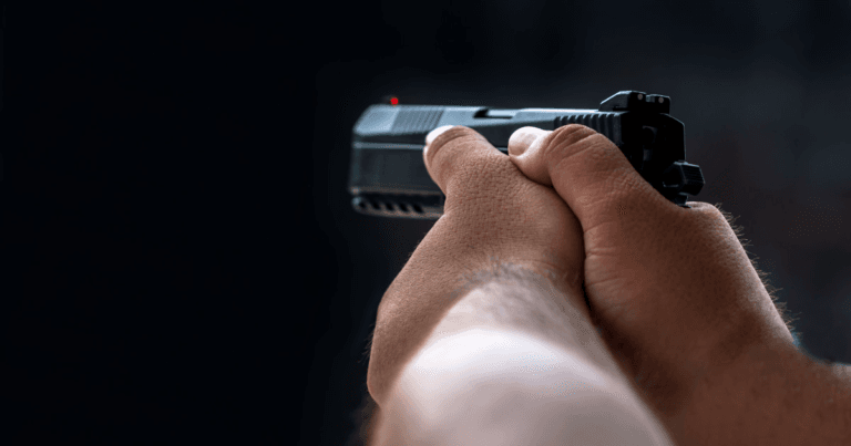 Persoanele inculpate nu pot cumpara sau detine arme