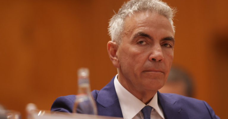 Vicepremierul Dragoș Anastasiu a plătit „taxă de protecție” ani de zile Vicepremierul Drago Anastasiu a platit taxa de protectie ani de zile