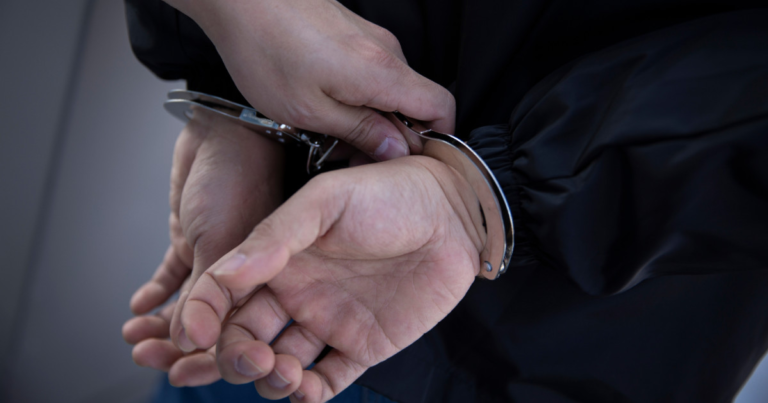 Bărbat arestat pentru că s-a dat drept polițist și a tâlhărit. Barbat arestat pentru ca s a dat drept politist si a talharit