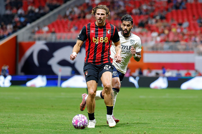 Fundasul promovat de Lucescu se transfera la PSG