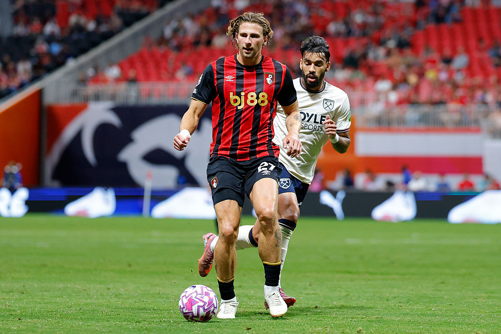 Fundasul promovat de Lucescu se transfera la PSG