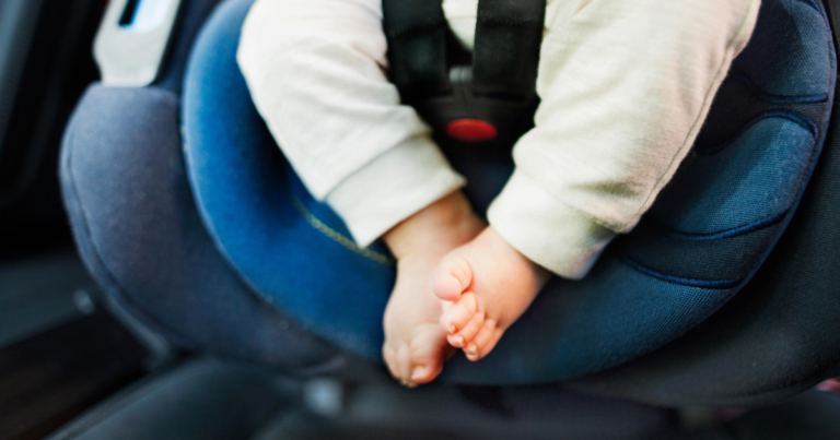 Bebelus mort dupa o lovire la cap intr o masina Parintii condamnati la inchisoare pentru neglijenta