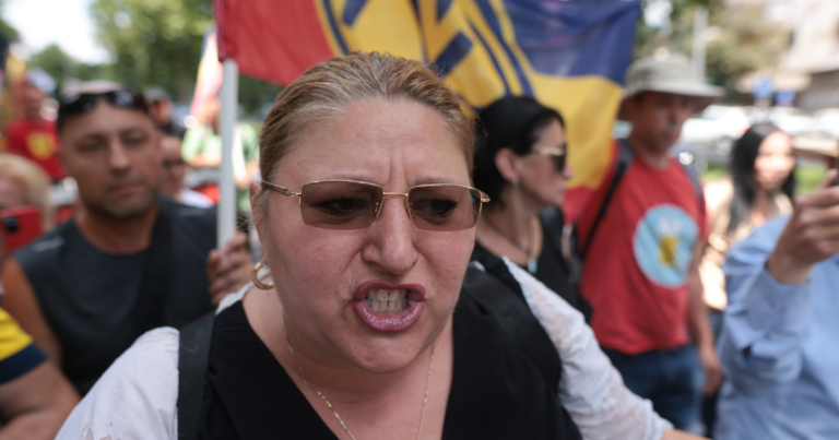 Diana Șoșoacă, citată de procurori pentru idei legionare. Diana Sosoaica citata de procurori pentru idei legionare