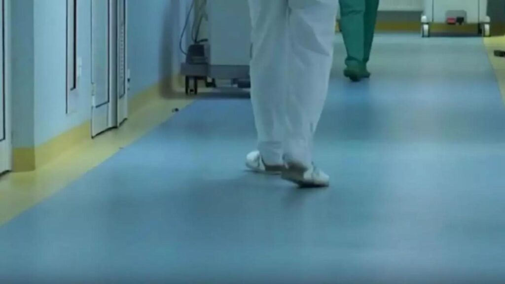 Guvernul Bolojan propune o reducere cu 10% a salariilor angajaților din Sănătate. Sindicaliștii anunță grevă generală și proteste naționale din cauza măsurilor dure. 1 Guvernul Bolojan propune o reducere cu 10 a salariilor angajatilor din Sanatate Sindicalistii anunta greva generala si proteste nationale din cauza masurilor dure