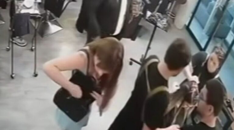 O femeie si a njunghiat hairstylistul pentru ca nu i a placut cum a fost tunsa Incidentul a fost surprins de camerele de supraveghere din salon VIDEO
