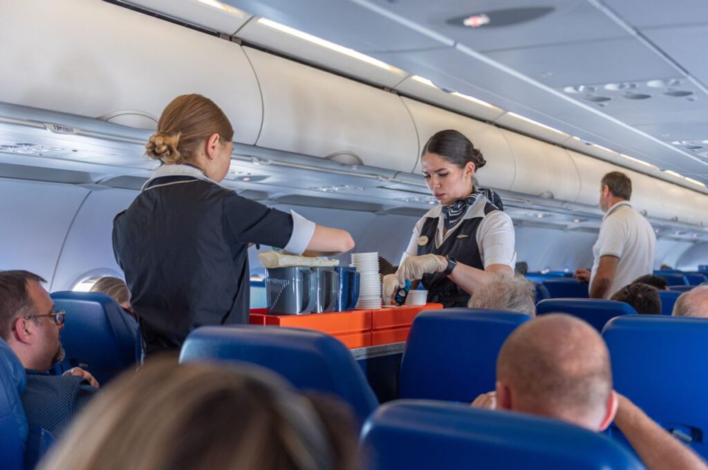 Cele două minciuni frecvente ale însoțitorilor de bord: „Spunem că da, dar de fapt nu facem asta”. Mărturiile unei stewardese. 1 Cele doua minciuni frecvente ale insotitorilor de bord Spunem ca da dar de fapt nu facem asta Marturiile unei stewardese